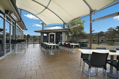 Lakeside Village Tavern - Sunshine Coast Tourism 4