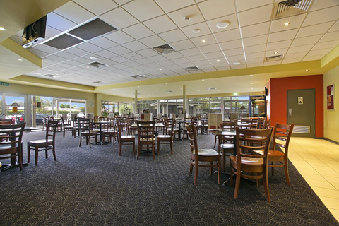 Lakeside Village Tavern - Sunshine Coast Tourism 5