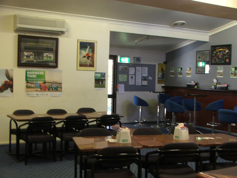 Old Bar Tavern - Sunshine Coast Tourism 4