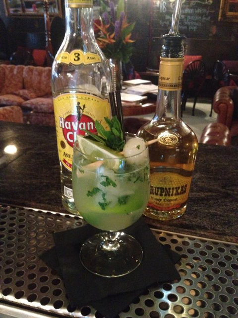 Red Baron's Lounge Bar - Holiday Sunshine Coast 2