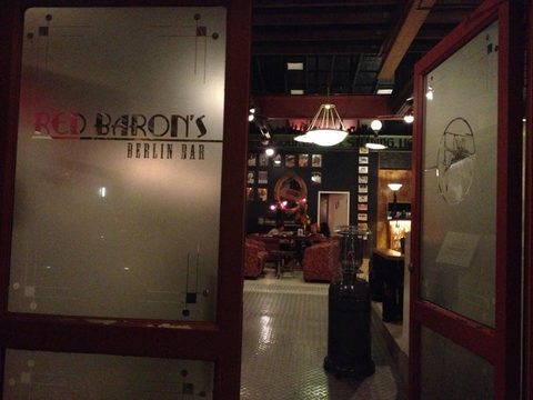 Red Baron's Lounge Bar - Holiday Sunshine Coast 3