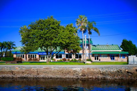 Tea Gardens Hotel–Motel - Holiday Sunshine Coast 0