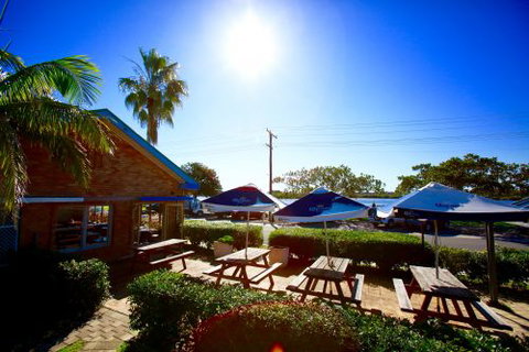 Tea Gardens Hotel–Motel - Holiday Sunshine Coast 1
