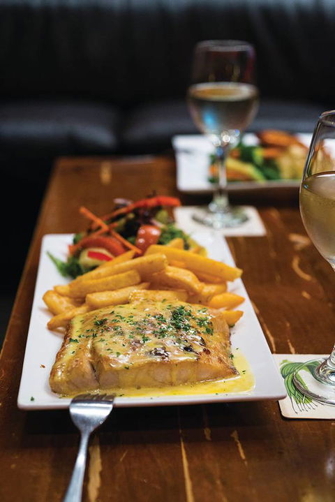 Dolly’s Bar & The Hibiscus Tavern - Sunshine Coast Tourism 0