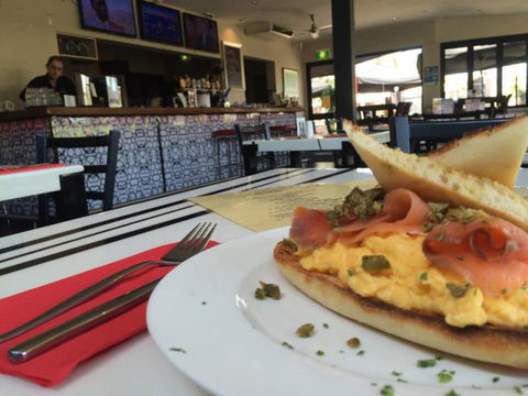 Dolly’s Bar & The Hibiscus Tavern - Sunshine Coast Tourism 2