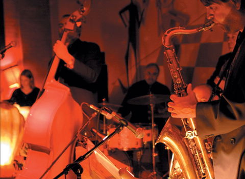 The Pearly Shells Feat. Julie O'Hara - Sunshine Coast Tourism 0