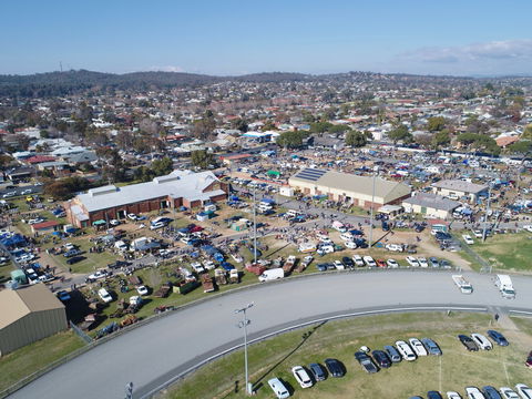 Wagga Swap Meet Run By  Classic And Historic Automobile Club Of Australia - Wagga Wagga Region - Holiday Sunshine Coast 0