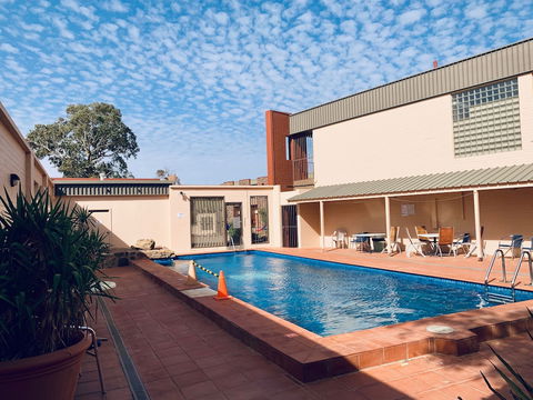 Desert Cave Hotel - Holiday Sunshine Coast 2
