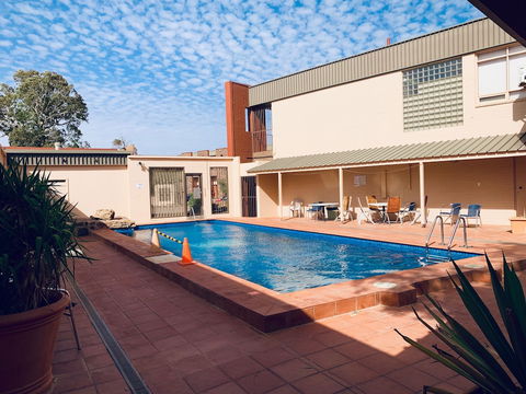 Desert Cave Hotel - Holiday Sunshine Coast 1