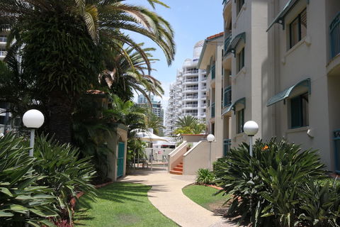 Aruba Beach Resort - Sunshine Coast Tourism 1