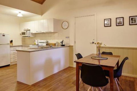 Alpine Valley Cottages - Holiday Sunshine Coast 3