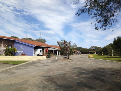 Emu Beach Chalets - Sunshine Coast Tourism 0