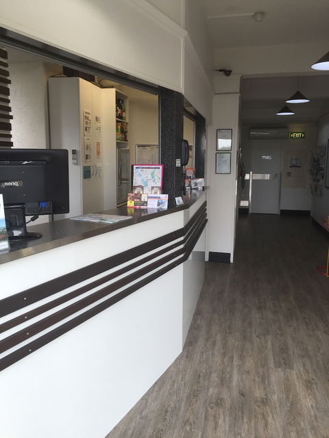 Adina Place Motel Apartments - Holiday Sunshine Coast 0