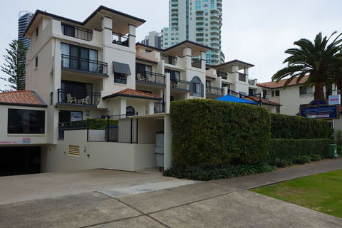 Island Beach Resort - Sunshine Coast Tourism 1