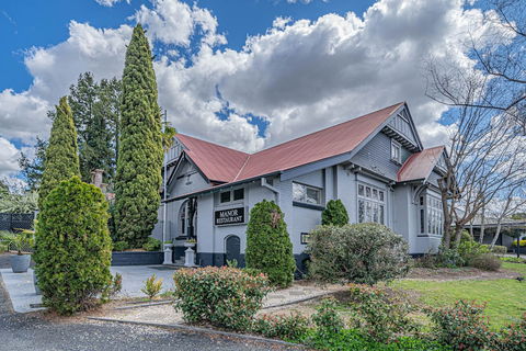 Cotswold Gardens - Sunshine Coast Tourism 6