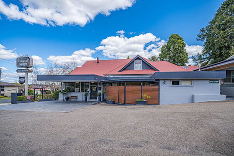 Cotswold Gardens - Sunshine Coast Tourism 4