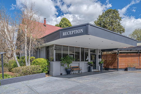 Cotswold Gardens - Sunshine Coast Tourism 0