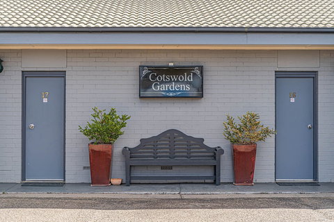 Cotswold Gardens - Sunshine Coast Tourism 2