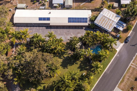 Tin Can Bay Motel - Sunshine Coast Tourism 3