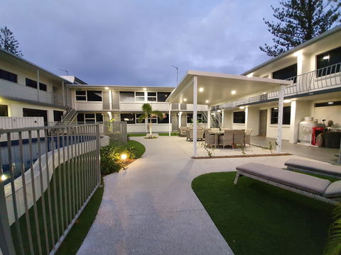Montego Mermaid Beach Motel - Sunshine Coast Tourism 0