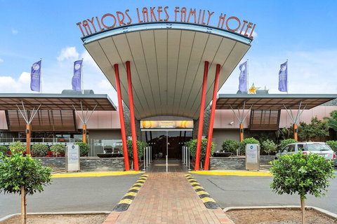 Quality Hotel Taylors Lakes - Sunshine Coast Tourism 3
