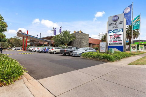 Quality Hotel Taylors Lakes - Sunshine Coast Tourism 4