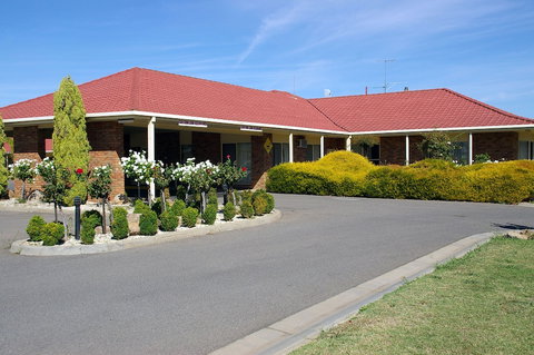 Pines Country Club Motor Inn - Sunshine Coast Tourism 3