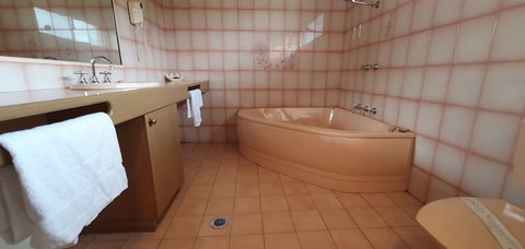 Pines Country Club Motor Inn - Sunshine Coast Tourism 6