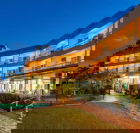 Camelot Motel - Holiday Sunshine Coast