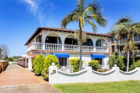 Ocean Breeze Motel - Sunshine Coast Tourism 0