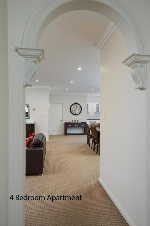 Charles Sturt Suites & Apartments - Holiday Sunshine Coast 2