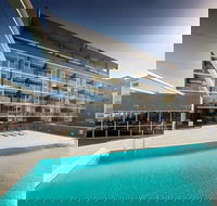 Honeysuckle Executive Apartments - Sunshine Coast Tourism