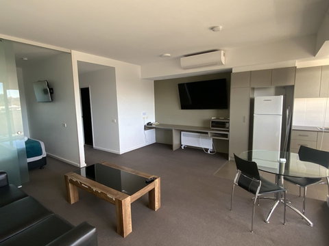 Honeysuckle Executive Apartments - Holiday Sunshine Coast 4