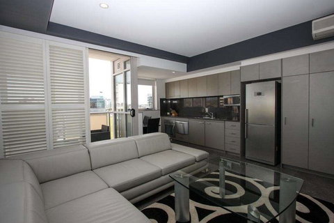 Honeysuckle Executive Apartments - Holiday Sunshine Coast 3