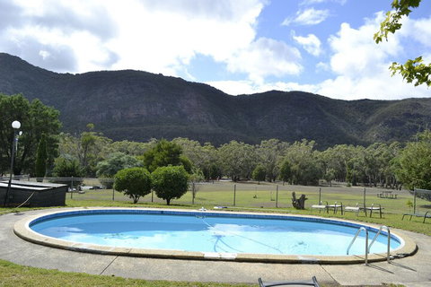 The Grampians Motel & The Views Restaurant - Holiday Sunshine Coast 3