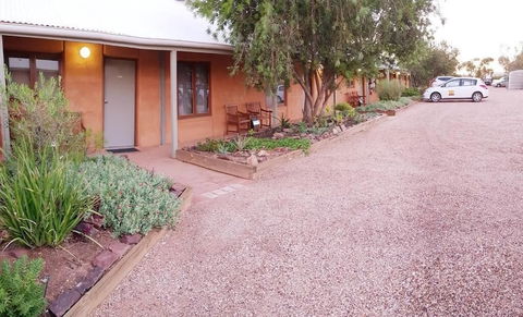 Mud Hut Motel - Holiday Sunshine Coast 1