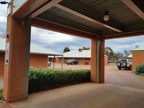 Mud Hut Motel - Holiday Sunshine Coast 0