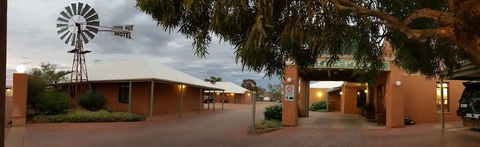 Mud Hut Motel - Holiday Sunshine Coast 3