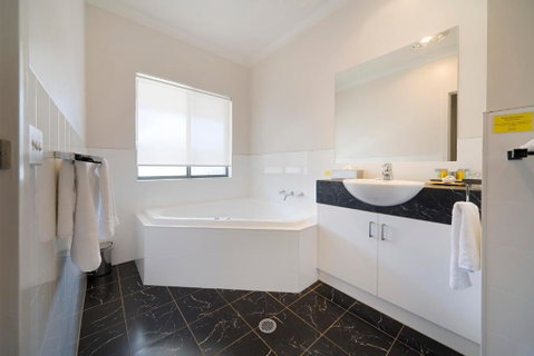 Blazing Stump Motel & Suites - Sunshine Coast Tourism 5