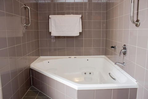 Highlander Hotel - Sunshine Coast Tourism 4