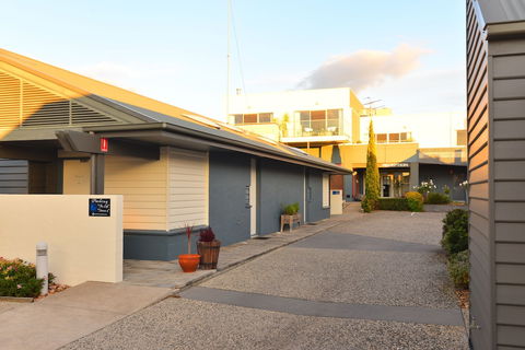 Captains At The Bay - Sunshine Coast Tourism 3