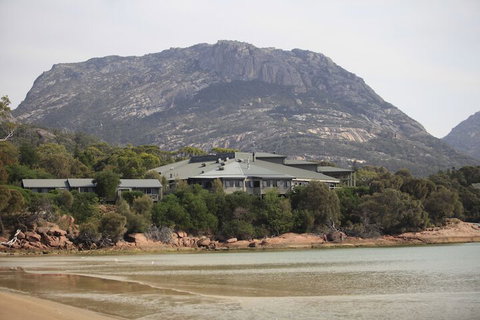 Freycinet Lodge - Holiday Sunshine Coast 1