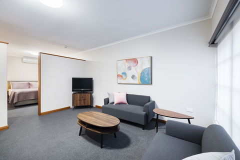 Adelaide Inn - Holiday Sunshine Coast 1