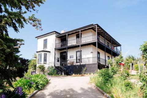 The Dragonfly Inn - Holiday Sunshine Coast 0