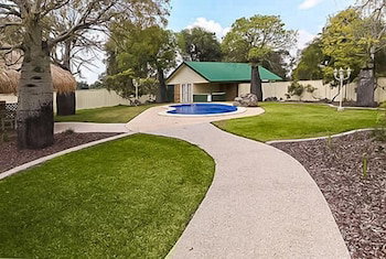 Overlander Homestead Motel - Holiday Sunshine Coast 3