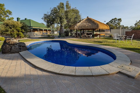 Overlander Homestead Motel - Holiday Sunshine Coast 2
