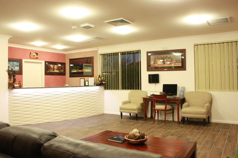 Country Plaza Queanbeyan - Holiday Sunshine Coast 4