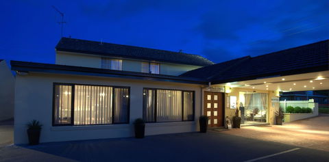 Country Plaza Queanbeyan - Holiday Sunshine Coast 0