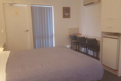 Clunes Motel - Sunshine Coast Tourism 7