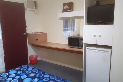 Clunes Motel - Sunshine Coast Tourism 4